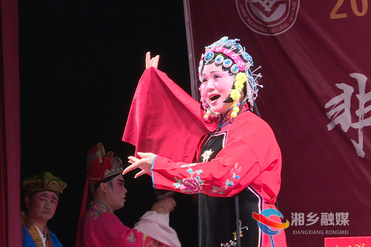 為市民演出花鼓戲“九龍帕”.png