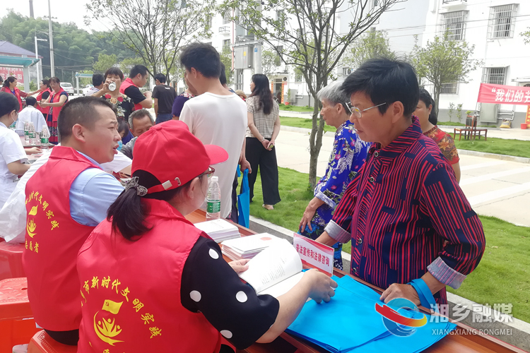 向村民提供法律咨詢志愿服務(wù).jpg