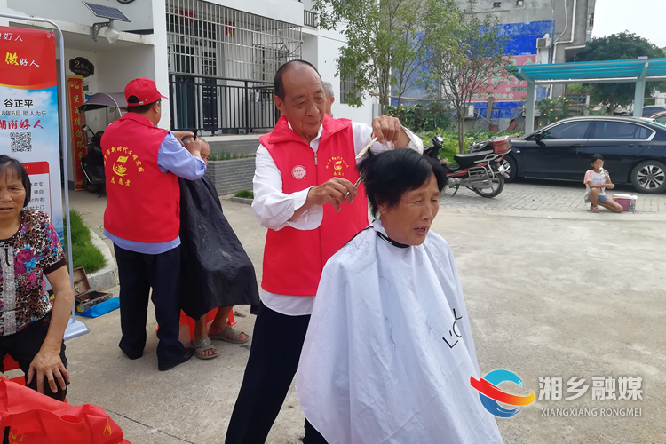 “湖南好人”谷正平義務(wù)理發(fā).jpg