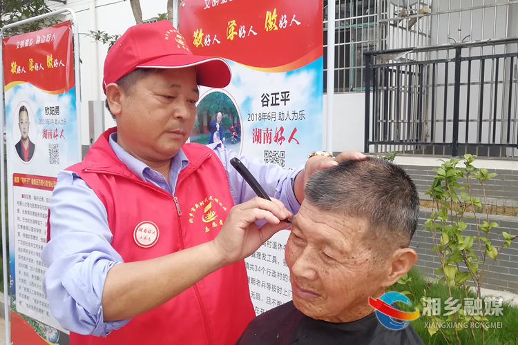 “湖南好人”王承志義務(wù)理發(fā).jpg
