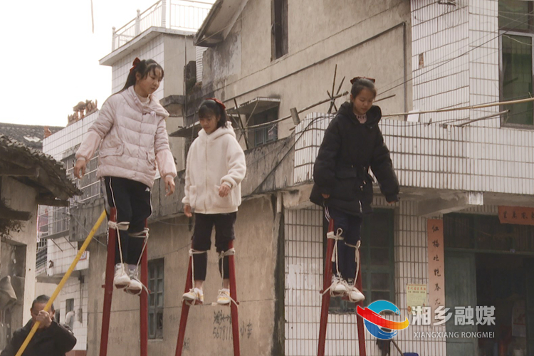 孩子們踩著高蹺來回走動。.jpg
