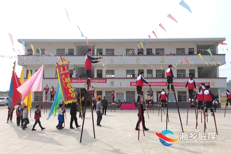 學(xué)生們在老師的指導(dǎo)下熟練地進行高蹺表演。.jpg