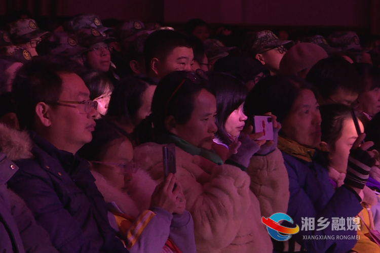 深情演唱撥動(dòng)著每一位聽眾的心弦。.png